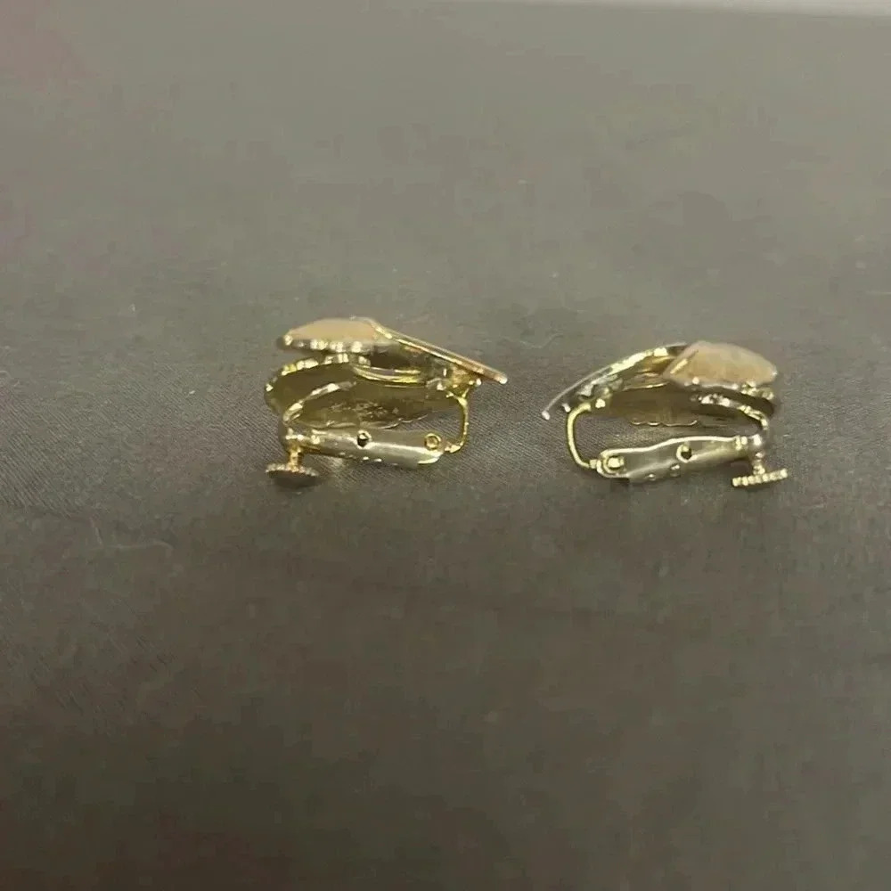 Vintage  Coro sliver trimmed in gold 1940’s Screw back earrings - Picture 2 of 4